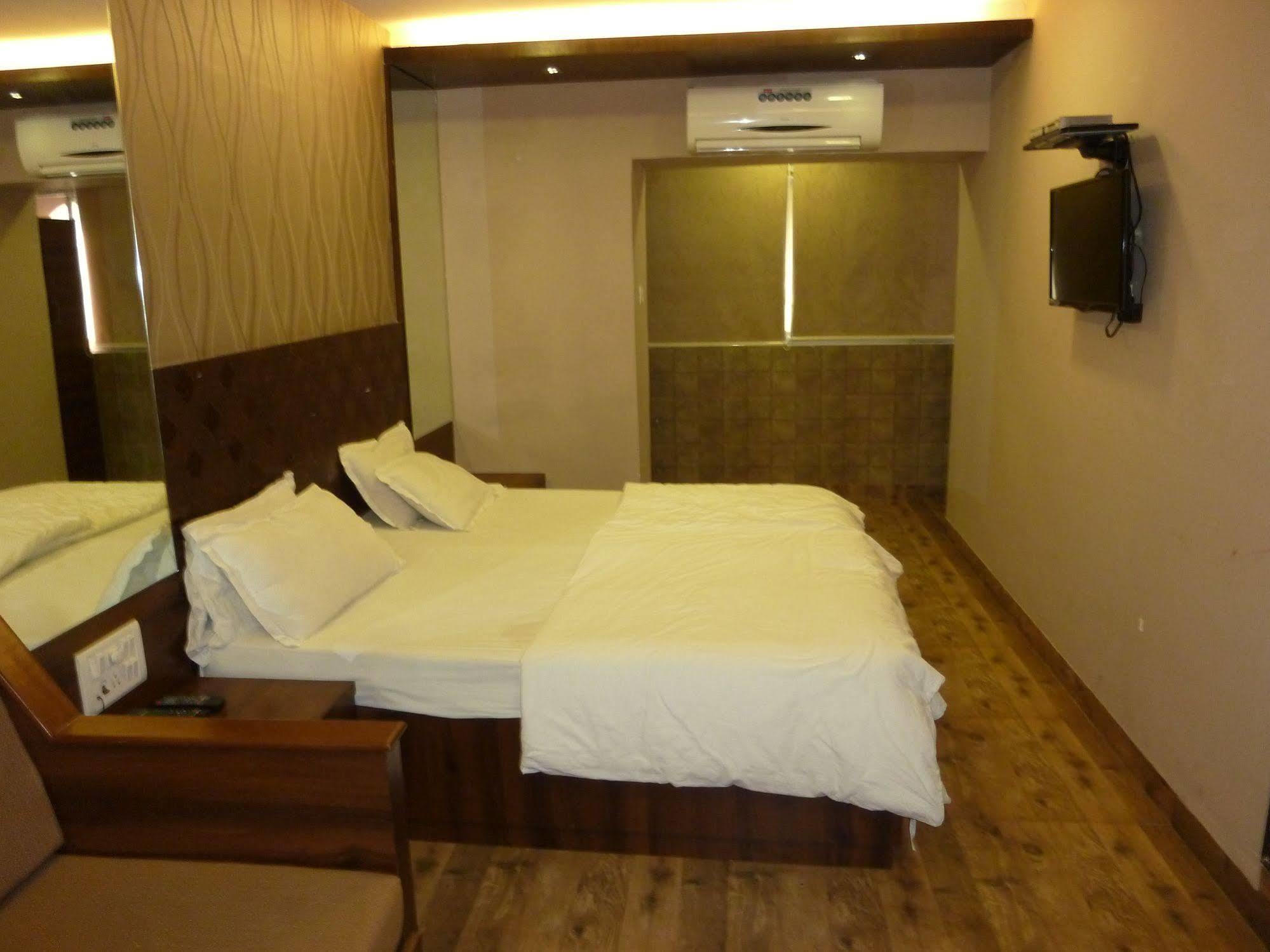 Hotel Regal Palace Мумбаї Екстер'єр фото
