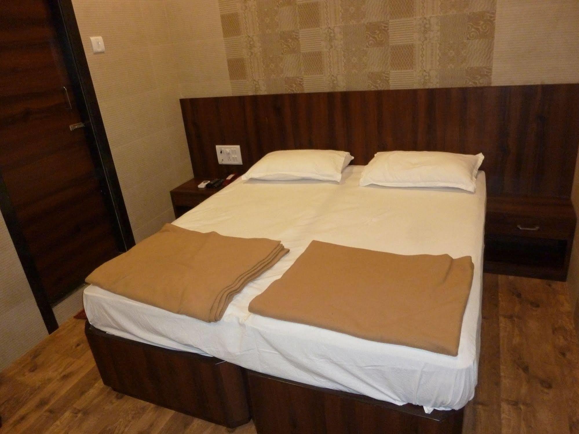 Hotel Regal Palace Мумбаї Екстер'єр фото