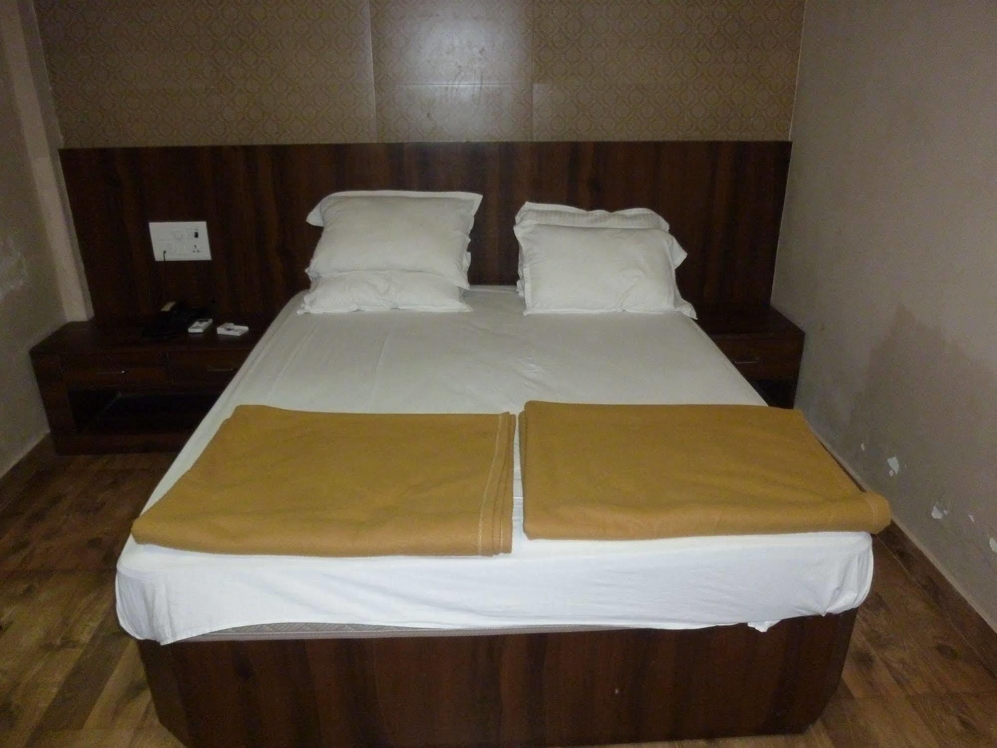 Hotel Regal Palace Мумбаї Екстер'єр фото