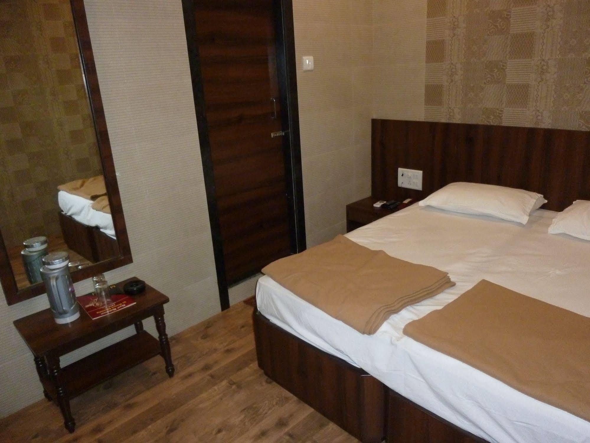 Hotel Regal Palace Мумбаї Екстер'єр фото